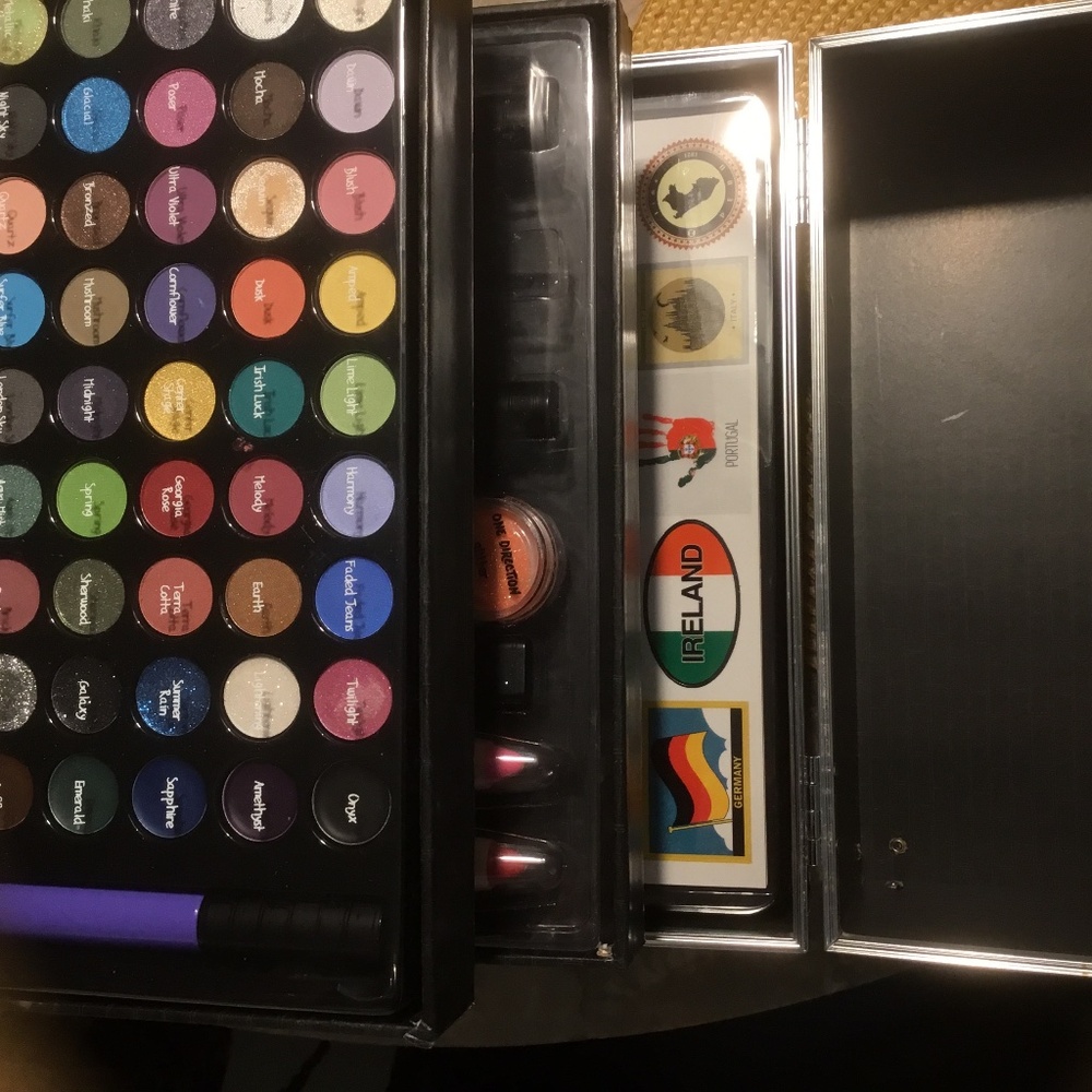 One Direction Tour Make-Up Case with Supplies and Tour City Stickers - Picture 9 of 16